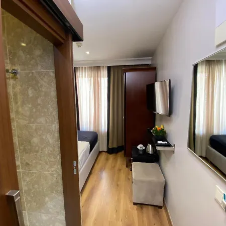 Отель Four Doors 3*