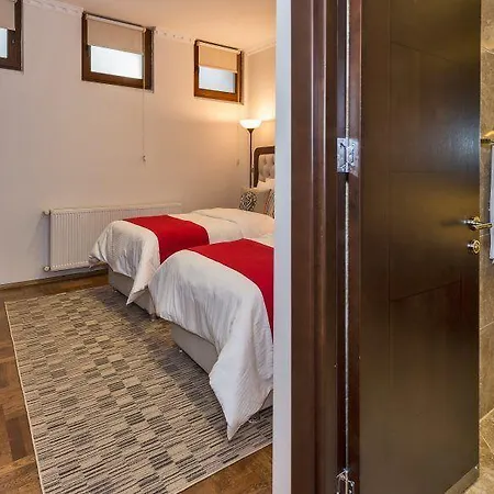 Hotell Four Doors 3*