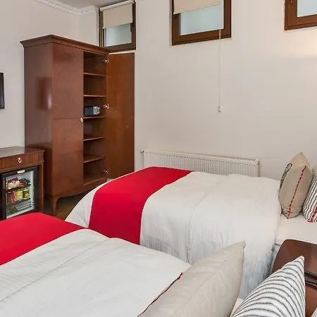 Hotell Four Doors 3*