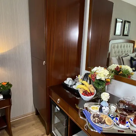 Отель Four Doors